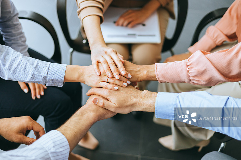 人们手牵手，团结一致图片素材