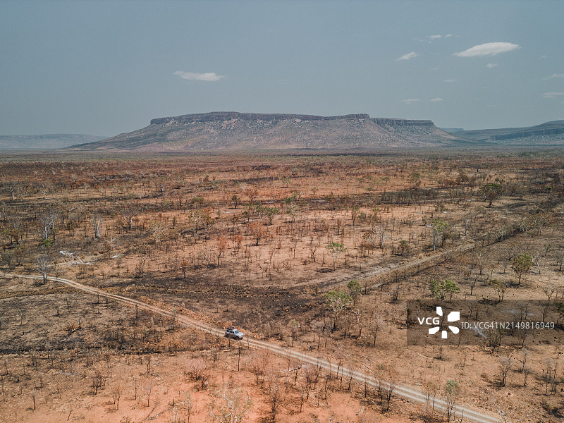 澳大利亚西澳大利亚州温德姆：内陆土路越野车航拍图图片素材