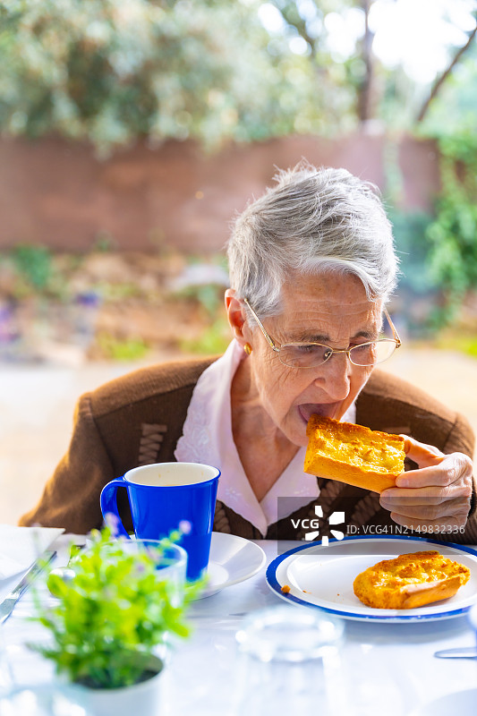 老妇人在疗养院吃早餐图片素材