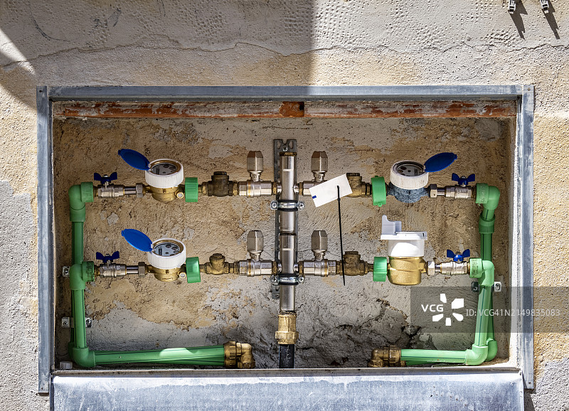 房屋外墙上的水表特写图片素材