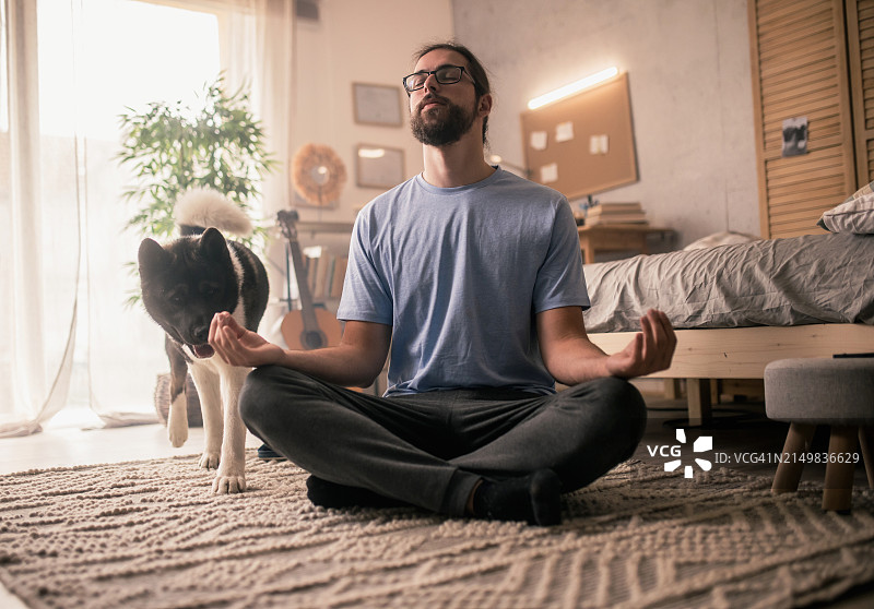 男人和宠物狗一起冥想图片素材
