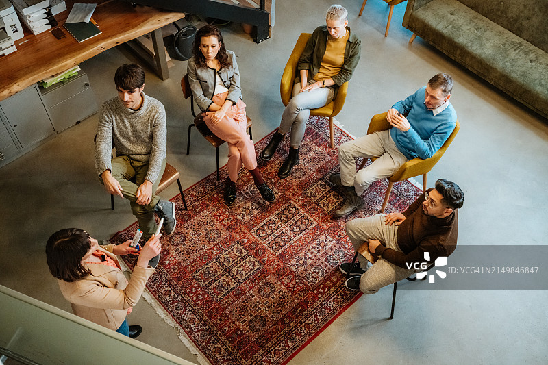 不同族群的朋友聚集在舒适的房间里图片素材