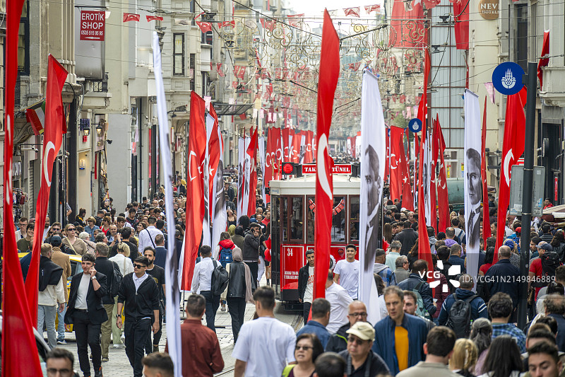 4月23日儿童节，伊斯坦布尔贝伊奥卢独立大街上的土耳其国旗图片素材