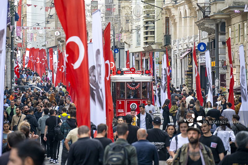 4月23日儿童节，伊斯坦布尔贝伊奥卢独立大街上的土耳其国旗图片素材