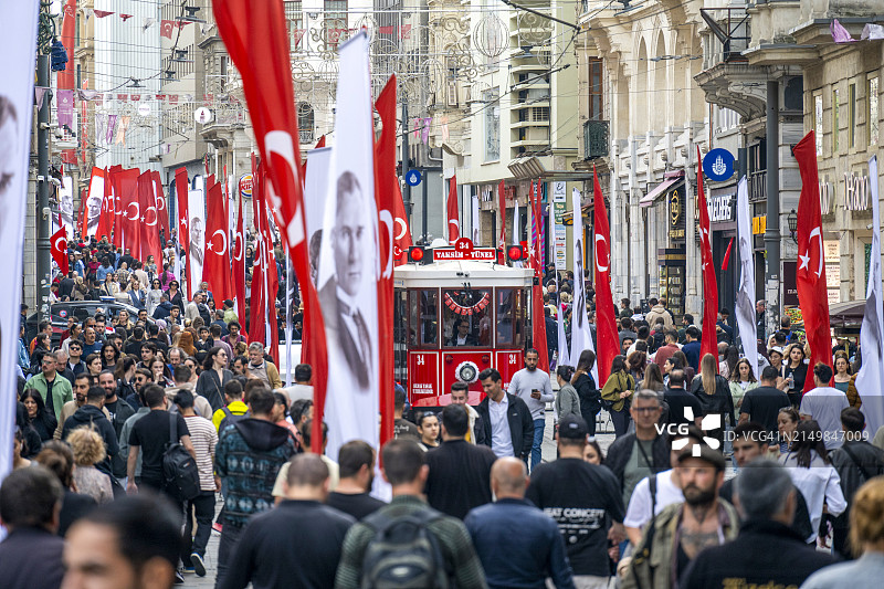 4月23日儿童节，伊斯坦布尔贝伊奥卢独立大街上的土耳其国旗图片素材