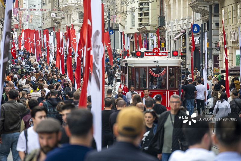 4月23日儿童节，伊斯坦布尔贝伊奥卢独立大街上的土耳其国旗图片素材