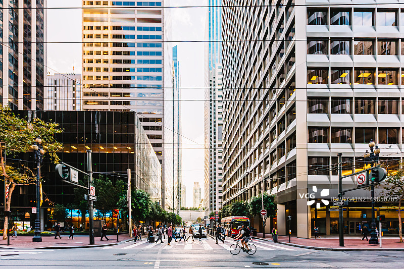 美国加利福尼亚州旧金山金融商业区的街道，有现代摩天大楼图片素材