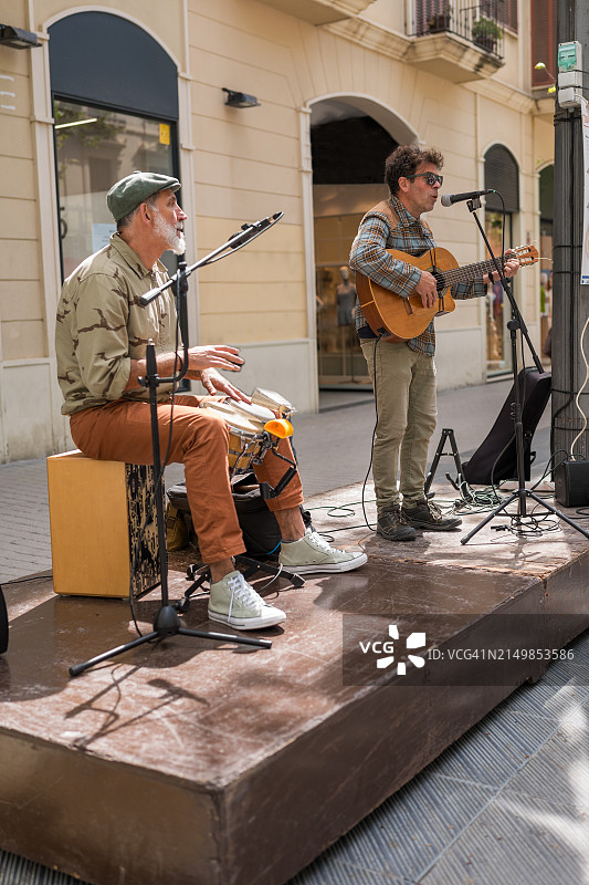 在户外演奏音乐的街头音乐家图片素材