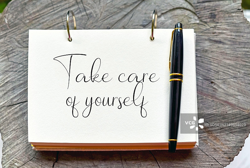 记事本上的“照顾好自己”字样图片素材