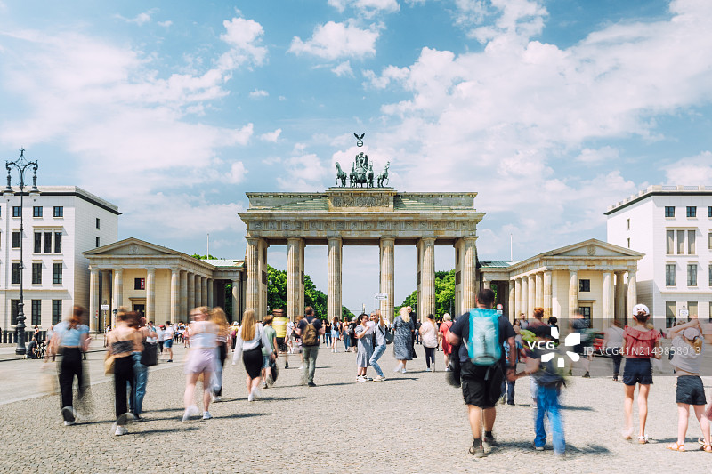 柏林勃兰登堡门的热闹一天，游客和当地人图片素材