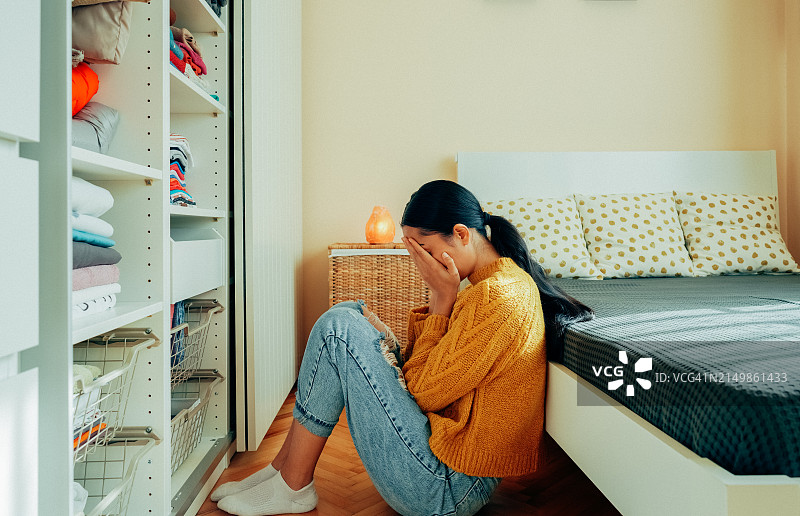 沮丧的女孩在家中图片素材