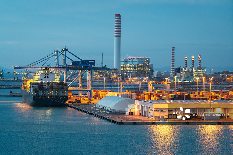 意大利奇维塔韦基亚的燃煤发电厂图片素材