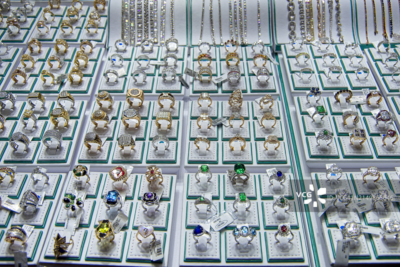 迪拜黄金市场上的戒指图片素材