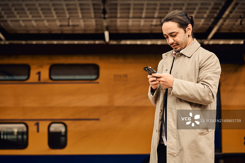 在火车站发短信的商人图片素材