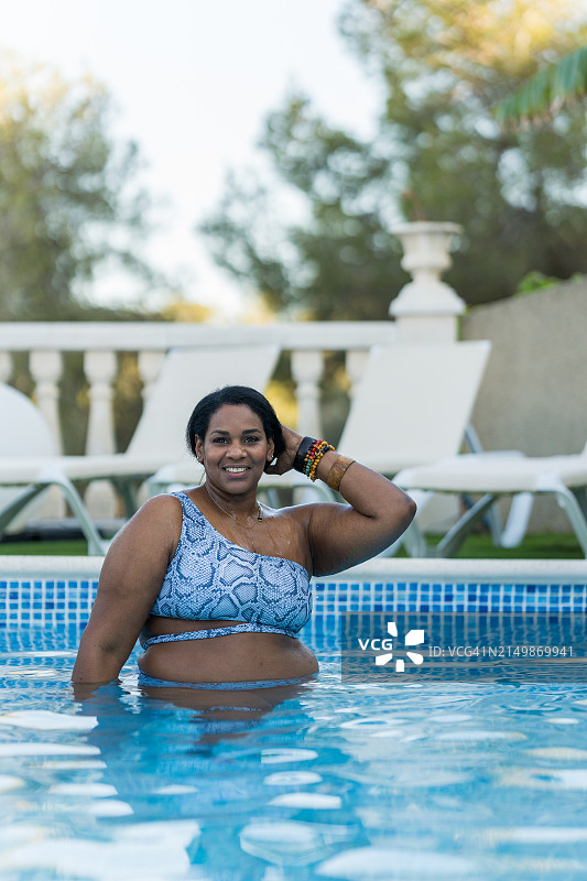 泳池中的加大码女性图片素材