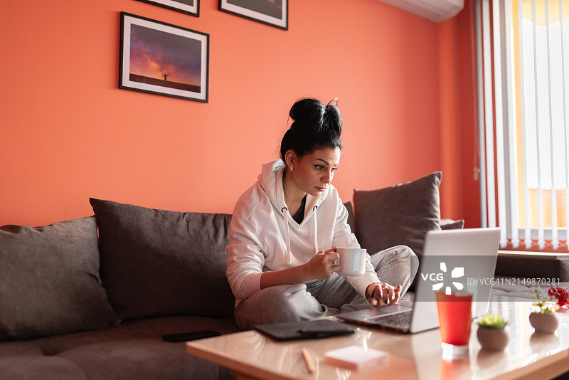 年轻女人在家工作图片素材