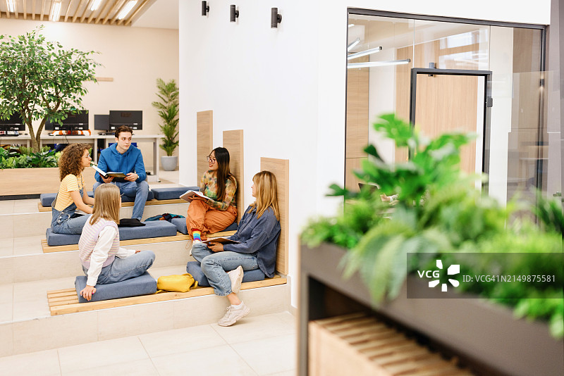 学生们一起完成项目图片素材