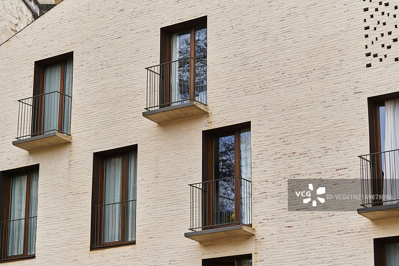 建筑物外墙金属格栅阳台侧视图图片素材