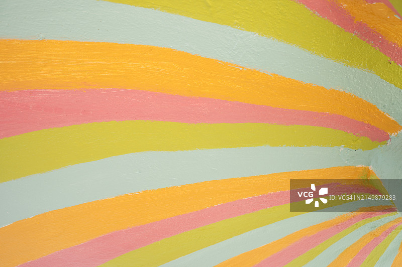 彩虹与黄色条纹背景的彩色涂鸦墙图片素材