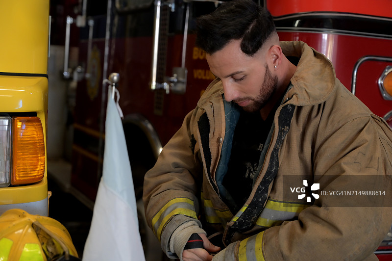 消防员在消防车前准备图片素材