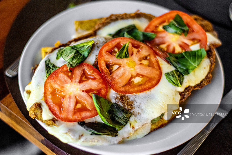 那不勒斯风味米兰式菜肴，配奶酪、番茄和罗勒图片素材