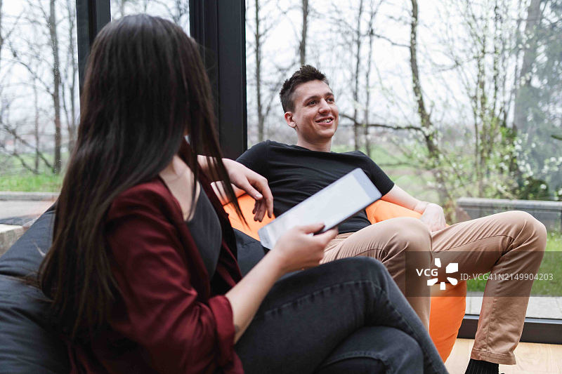 年轻男女讨论商业想法图片素材