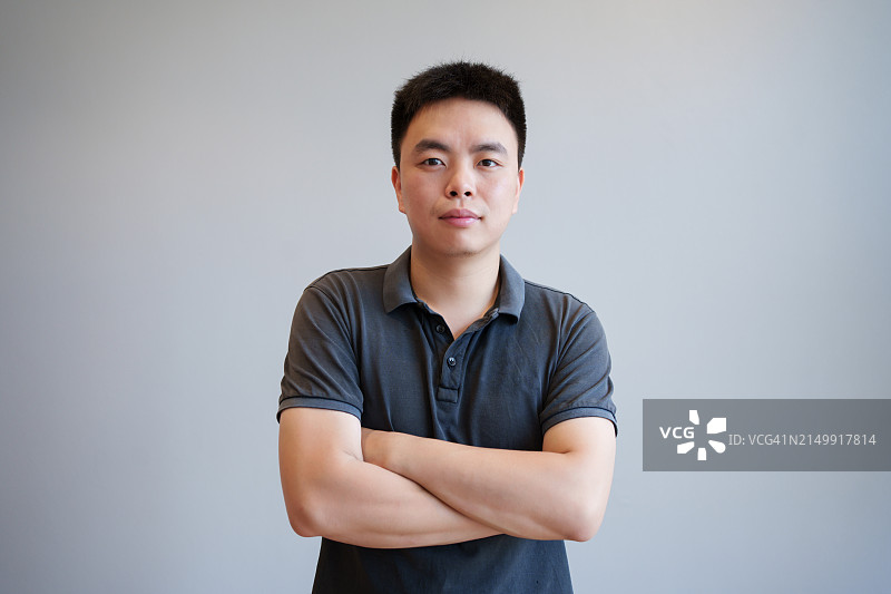 亚洲成年男子上半身照片图片素材