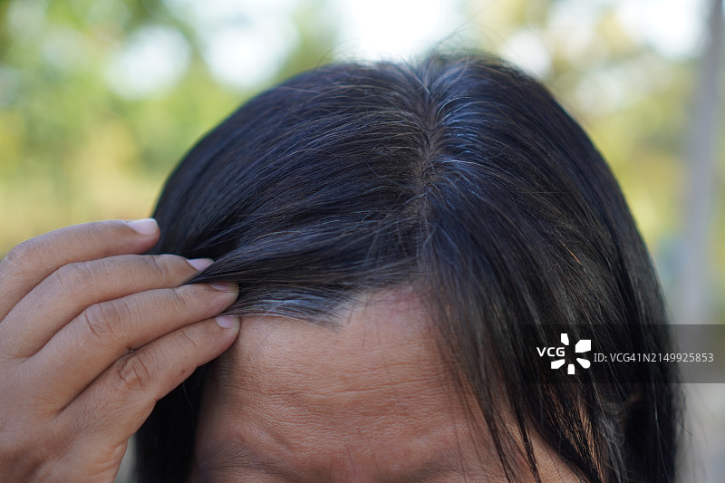 头发花白的亚洲女人图片素材