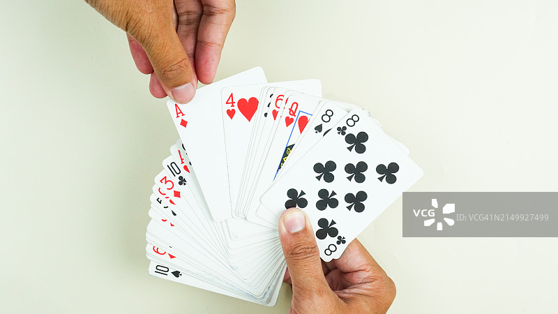 纸牌游戏中取牌的扁平视角图片素材