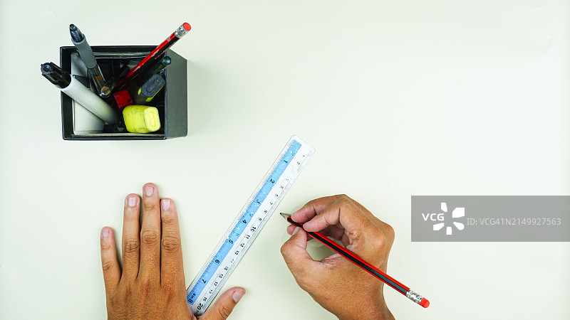 白色桌面上用铅笔和尺子进行手绘和素描的扁平素材图片素材