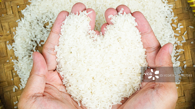 手捧稻穗扁平风图片素材