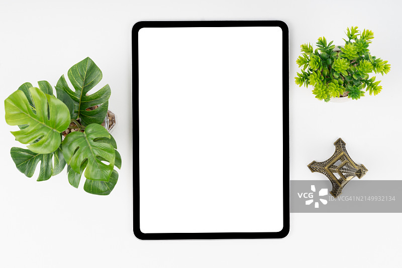 现代白色办公桌，配平板电脑和其他用品。空白复制空间，顶部视图，扁平风格。图片素材