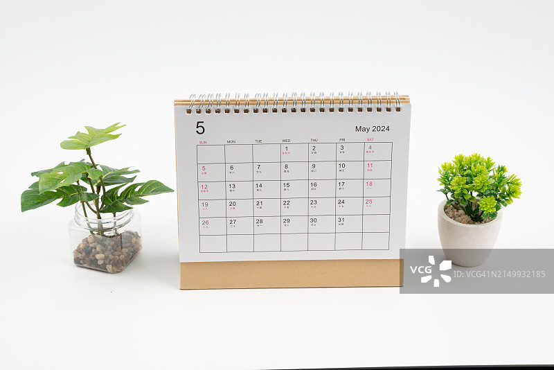 2022年五月桌面日历，木桌背景图片素材