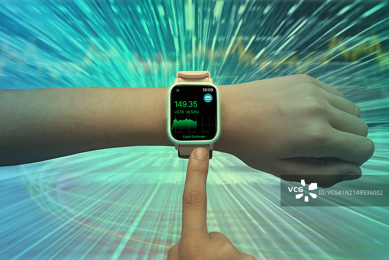 查看显示加密货币股票的智能手表的女人图片素材