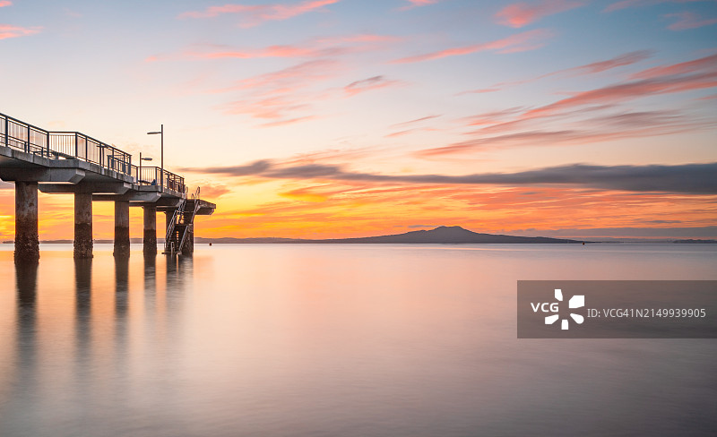 朗伊托托岛上雄伟的日出图片素材