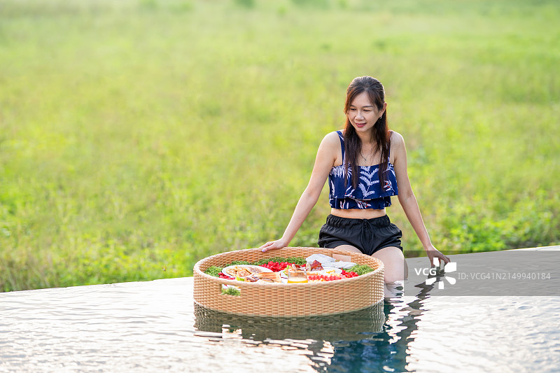 女人在豪华酒店享用漂浮早餐图片素材
