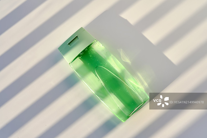 阳光下的洗发水和护发素图片素材