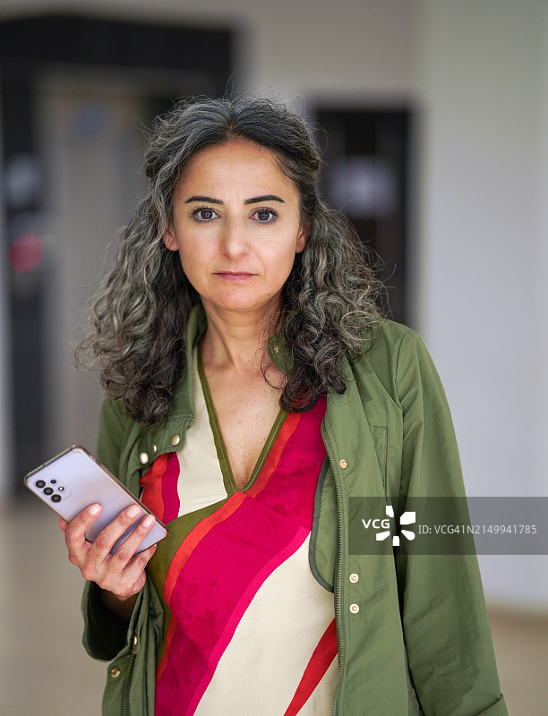 手持手机的灰发时尚女性肖像图片素材