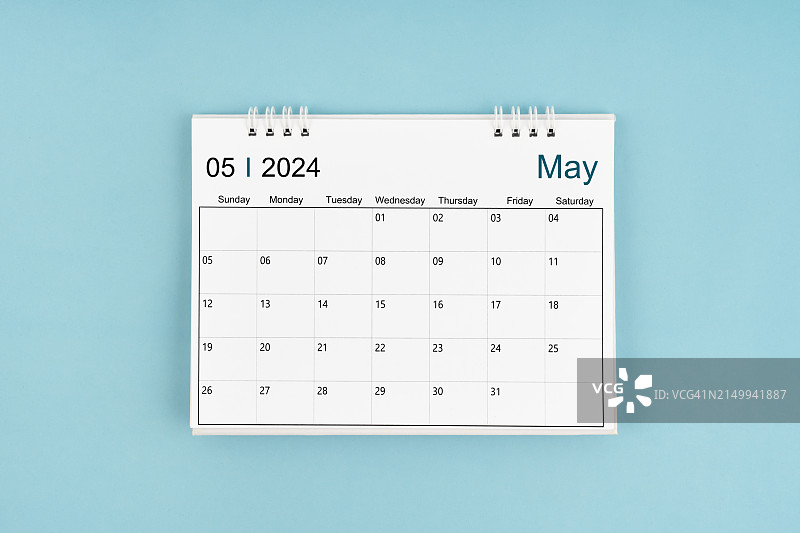 蓝色背景上的2024年5月桌面日历图片素材