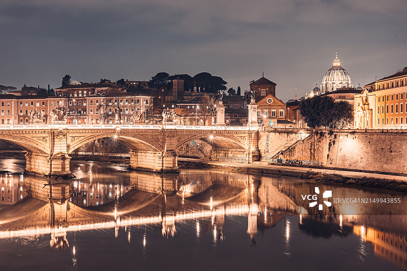 夜幕下的台伯河维托里奥·埃马努埃莱二世桥图片素材