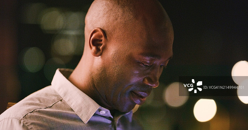 男人在夜晚的办公室工作和商务，员工和创意与在线项目。研究、社交和电子邮件或互联网浏览，目标和网站设计或在职业生涯中迟到图片素材