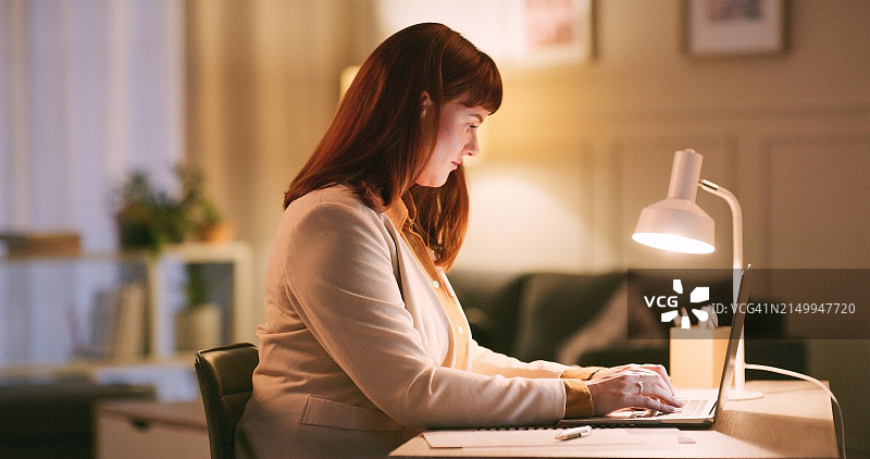 商务女性，笔记本电脑，在家庭办公室打字，撰写提案、文章或为项目截止日期规划想法。记者、文案撰写人或在线博客作者的个人资料、专注和女性形象图片素材