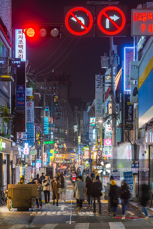 韩国首尔新村市中心霓虹夜景街头人群图片素材