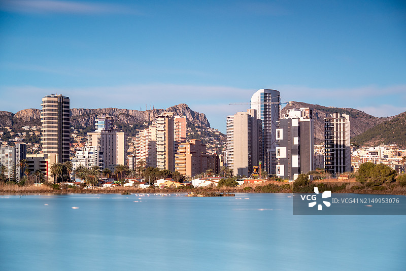 以广阔水域为背景的城市天际线图片素材