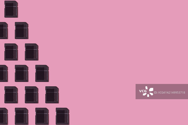 粉色背景上的黑色SD卡图案，卡、SD卡、技术、存储、记忆、数码、摄影、多媒体、信息概念图片素材