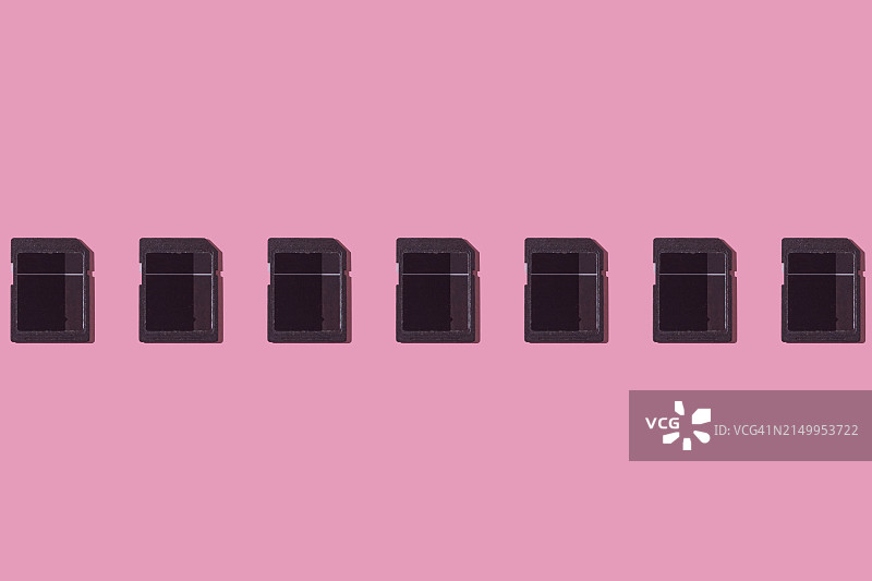 粉色背景黑色SD卡阵列图片素材