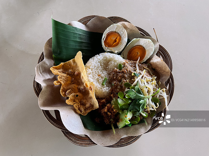 桌上盘子里食物的特写，印度尼西亚图片素材