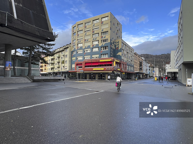 比尔市中心街道上的人们图片素材