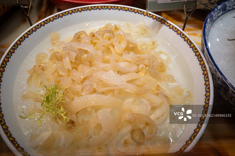 海鲜摊位上的鲨鱼皮图片素材