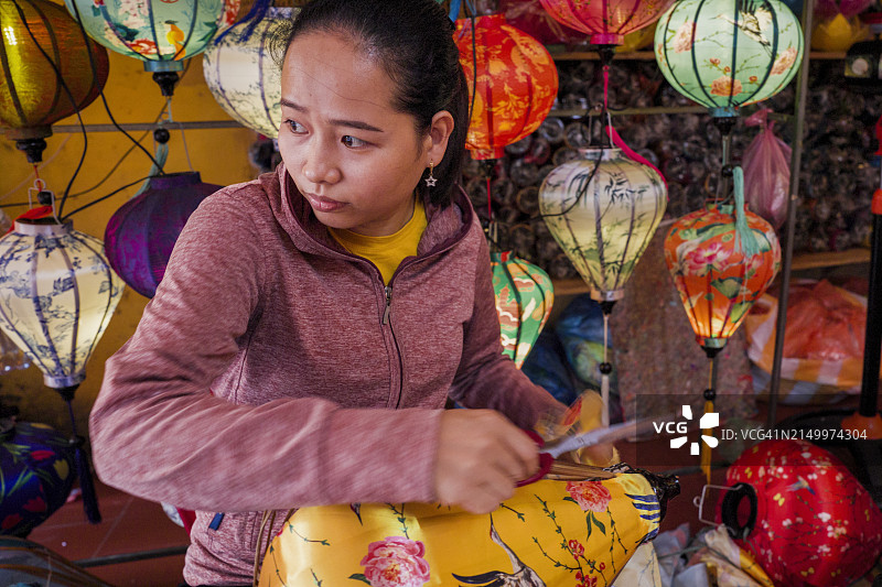 在越南会安市制作传统灯笼的越南女人图片素材